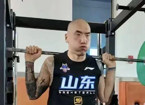 双跳第一+2.15米臂展!湖人24号秀天赋溢出 场均17+1帽可为东皇补漏