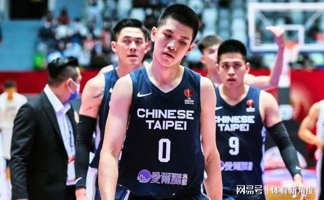 痛失好局,瑞士主帅雅金在球队被卡塔尔绝平后怒摔水瓶